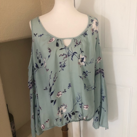 Arizona Jean Company Tops - 3/$20 Arizona Cold Shoulder Bell Sleeve Blouse 3X